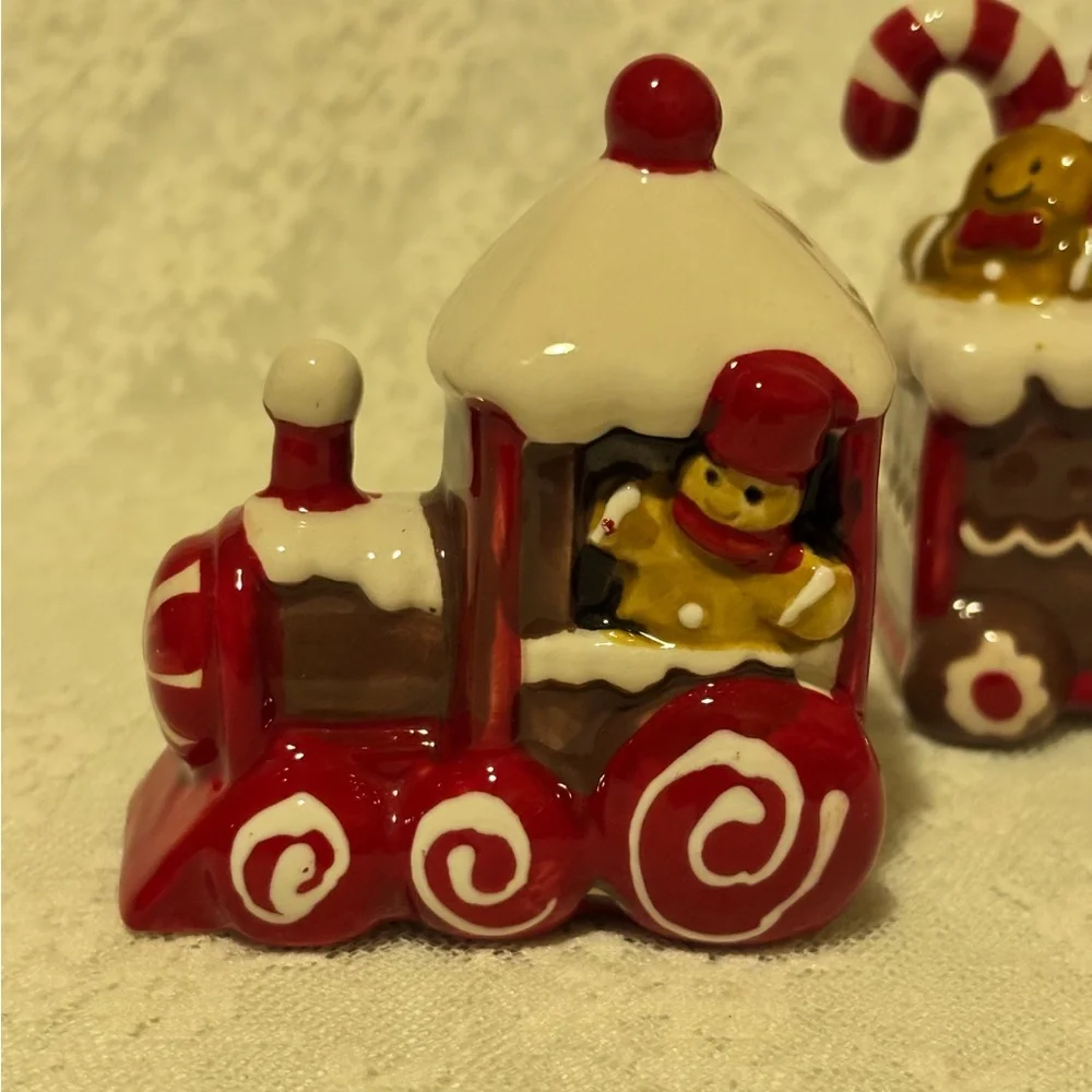 Adorable Blue Sky Salt & Pepper Shakers Clayworks. Christmas New